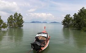 Chomlay Room & Restaurant